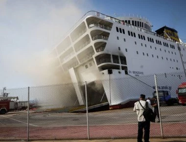 Εικόνες καταστροφής από το «Ελευθέριος Βενιζέλος»: Βγάζουν τις καμένες νταλίκες